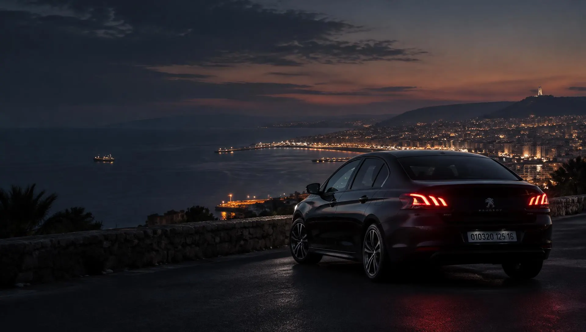 Berline sur la corniche d'Alger au crépuscule